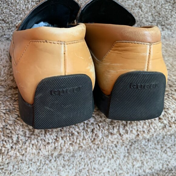 Gucci Men\'s Tan Leather Loafers . Size 8.5 D. In good condition with signs of us